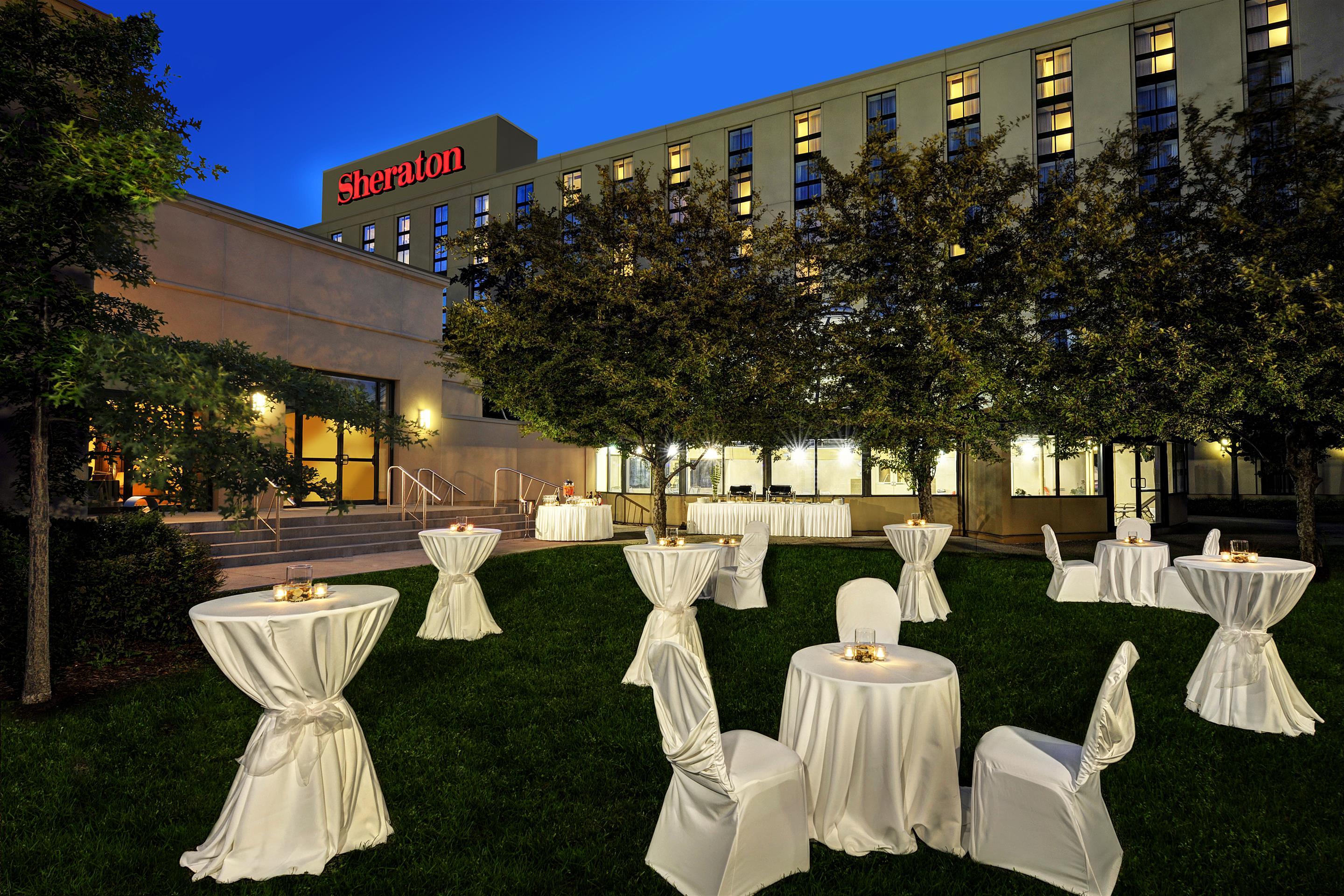 Sheraton Toronto Airport Hotel & Conference Centre Exterior photo